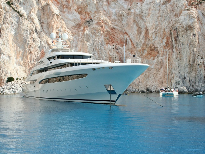 Luxusyacht „Bayesian“ aus dem Meer geborgen